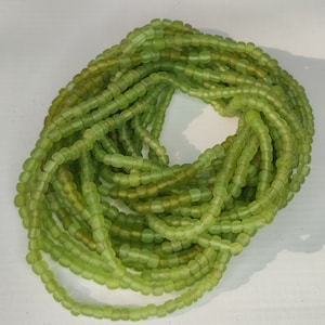 Könnte beinhalten: Eine Strähne aus hellgrünen Glasperlen, perfekt für die Schmuckherstellung oder zum Basteln.