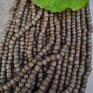 Mörk khaki rosor, glaspärlor från Indonesien, 5-6 mm, 59 cm sträng, Nya Indo-Pacific, Java rosor