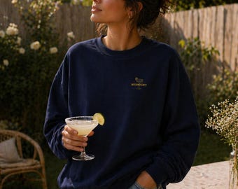 Sudadera inspirada en la película "Midnight Margaritas" de Practical Magic, cuello redondo, azul marino, lado izquierdo del pecho.