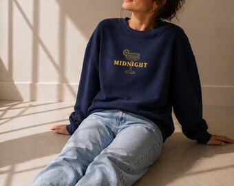 Sudadera azul marino inspirada en Margaritas de Medianoche y Magia Práctica, cuello redondo, merchandising de películas de brujas.