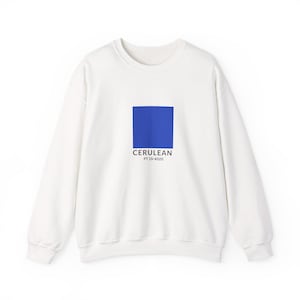 Könnte beinhalten: Weißes Sweatshirt mit Rundhalsausschnitt, ceruleanblauem Quadrat und dem Text "CERULEAN PT 15-4020". Das langärmlige Oberteil ist aus weichem Material.