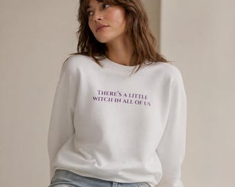 Sudadera "Hay una pequeña bruja en todos nosotros" / Sudadera de cuello redondo inspirada en la magia práctica / Sudadera acogedora con temática de brujas / Regalo con estética de bruja para otoño