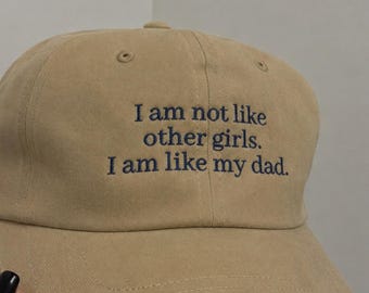 No soy como las demás chicas. Soy como mi papá. Gorra bordada para papá.
