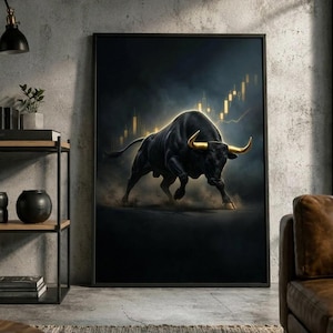 Könnte beinhalten: Ein gerahmter Wandkunstdruck, der einen kraftvollen schwarzen Stier mit leuchtend goldenen Hörnern zeigt, vor einem dunklen, stimmungsvollen Hintergrund mit einem steigenden goldenen Finanz-Aktienchart in Kerzenform.
