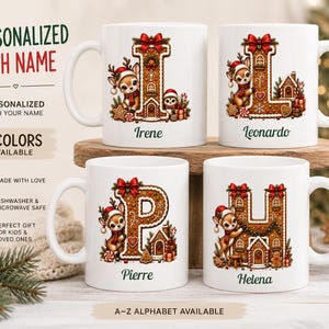 Könnte beinhalten: Vier weiße Keramiktassen mit Buchstaben des Alphabets im Lebkuchen-Stil: I, L, P und H. Jeder Buchstabe ist mit einem kleinen Reh, einer roten Schleife und Weihnachtsmotiven verziert. Die Namen Irene, Leonardo, Pierre und Helena stehen unter den Buchstaben.