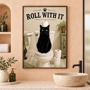 Könnte beinhalten: Ein gerahmter Wandkunstdruck, der eine schwarze Katze zeigt, die auf einer weißen Toilette sitzt und eine Rolle Toilettenpapier auf dem Kopf balanciert. Der Text ROLL WITH IT steht in Schwarz über der Katze, ergänzt durch ein Pfotenabdruck-Symbol.