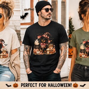 Könnte beinhalten: Drei T-Shirts in Beige, Schwarz und Olivgrün, jeweils mit einer Grafik eines Dackels mit Hexenhut, umgeben von Kürbissen, einem Kessel und Fledermäusen. Der Text am unteren Rand des Bildes lautet: PERFECT FOR HALLOWEEN!