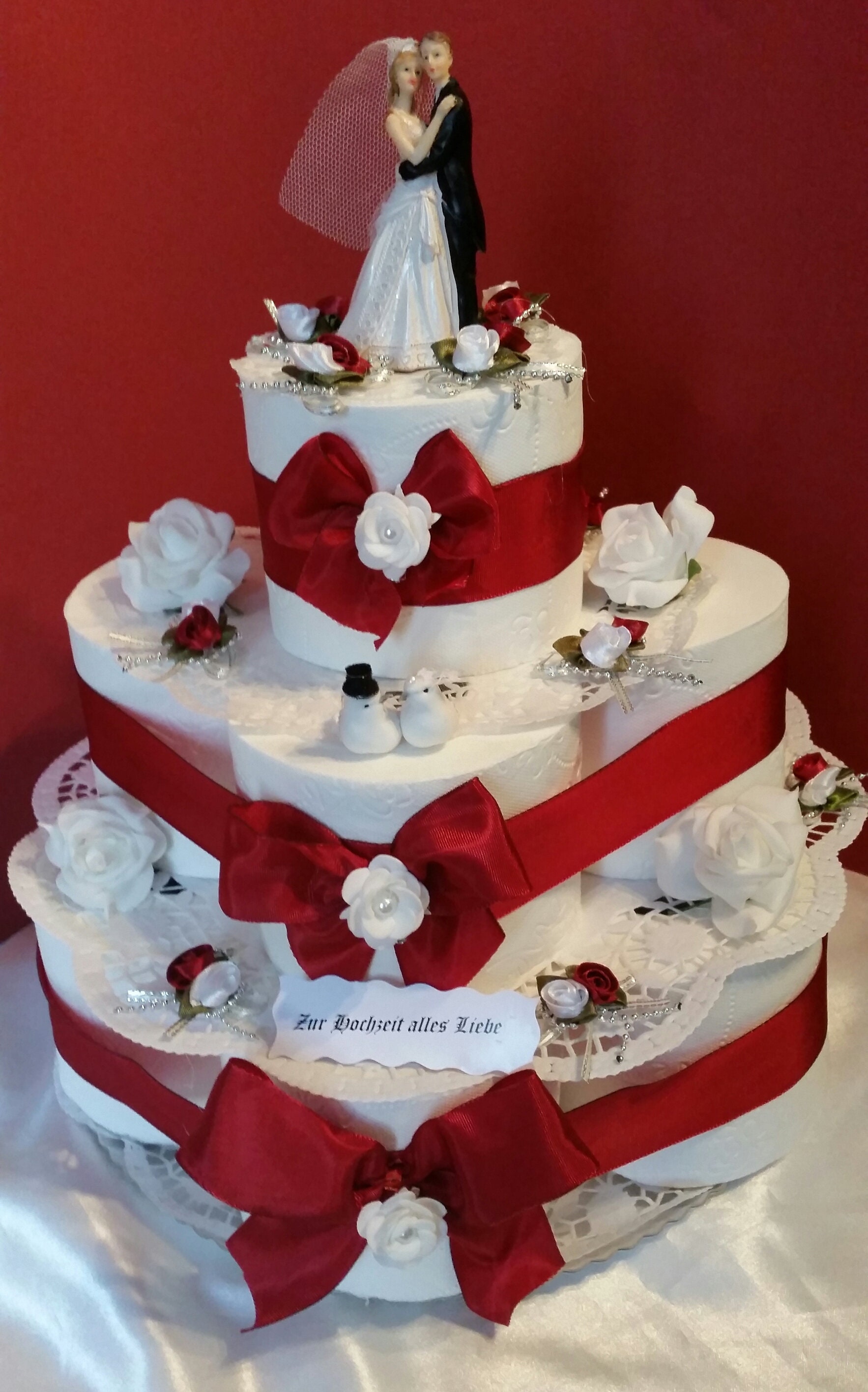 Toilettenpapiertorte zur Hochzeit witzig und doch ein edles Geschenk