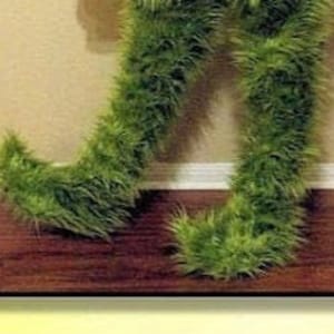 Puede incluir: Un par de polainas de bota de color verde peludas con una textura larga y desgreñada. Las polainas están hechas de un material suave y afelpado y son perfectas para agregar un toque de fantasía a cualquier atuendo.