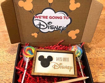 Pequeño cartel enmarcado de cuenta regresiva para Disney con caja de regalo sorpresa