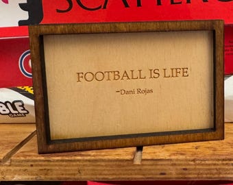 Letrero enmarcado pequeño con frase "El fútbol es vida" (7,6 x 11,4 cm)