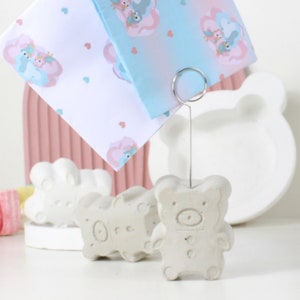 Dekobären Fotohalter Fotoclip Rahmen für Fotos Kinderzimmer Bärchen grau oder weiß Beton hübsche Kinderzimmer Dekoträume Tischkartenhalter