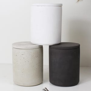 Becher aus Beton mit Deckel, 10 cm Höhe  8 cm Durchmesser Topf Zahnputzbecher Stifte Aufbewahrung schwarz weiß grau rund  Stiftehalter