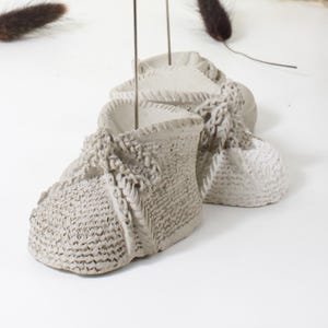 Foto Kartenhalter Babyschuh aus Beton Strickoptik weiß oder grau Schuh Fotoständer Rahmen originell niedlich besonderes Geschenk für Mutti