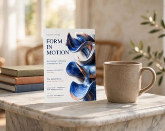 Op de afbeelding: Een rechthoekige uitnodigingskaart voor een galerieopening getiteld FORM IN MOTION met een abstracte blauwe en oranje wervelgrafiek, met tekstdetails over een avond ter ere van hedendaagse kunst in The Atelier House op 18 september.