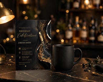 Op de afbeelding: Een rechthoekige verjaardagsuitnodiging met een zwarte achtergrond, gouden marmerpatronen en gouden glitteraccenten. De tekst luidt: You're invited to a Birthday Celebration honoring Jordan Smith, inclusief evenementdetails. Ernaast staat een matzwarte mok.