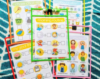 Op de afbeelding: Een set kleurrijke gelamineerde kaarten met checklists voor dagelijkse routines en activiteiten. De kaarten bevatten illustraties van kinderen en activiteiten zoals tandenpoetsen, aankleden en lezen. De kaarten zijn gelabeld met titels zoals "Keuze van taken", "Ochtendroutine", "Mijn doel deze week", "Over vandaag" en "Hoe voel je je?"