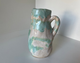 Kleine Vase  - weiß mit seladon-farbenem Verlauf, Höhe 13 cm, Durchmesser 4 cm