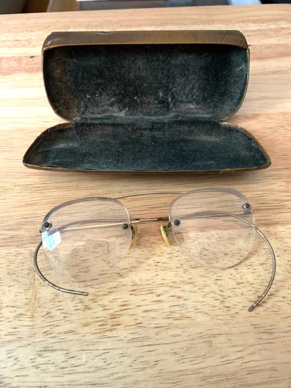 Antique glasses in case - image 1