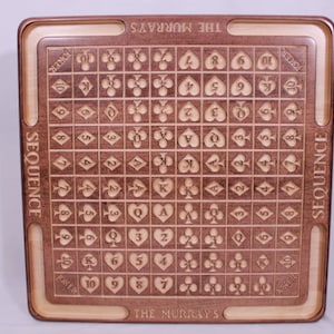 Pu&ograve; includere: Un tabellone da gioco in legno con finitura marrone e marrone chiaro. Il tabellone &egrave; inciso con le parole "SEQUENCE" e "THE MURRAYS". Il tabellone &egrave; diviso in una griglia di quadrati, ognuno dei quali contiene un simbolo di carta da gioco.