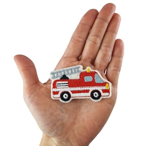 Op de afbeelding: Rode geborduurde brandweerwagenpatch met een ladder, witte strepen en zwarte wielen.