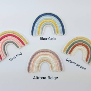 Könnte beinhalten: Vier gestickte Regenbogen-Patches in verschiedenen Farbkombinationen. Die Patches sind mit "Gold-Pink", "Blau-Gelb", "Gold-Rostbraun" und "Altrosa-Beige" beschriftet.