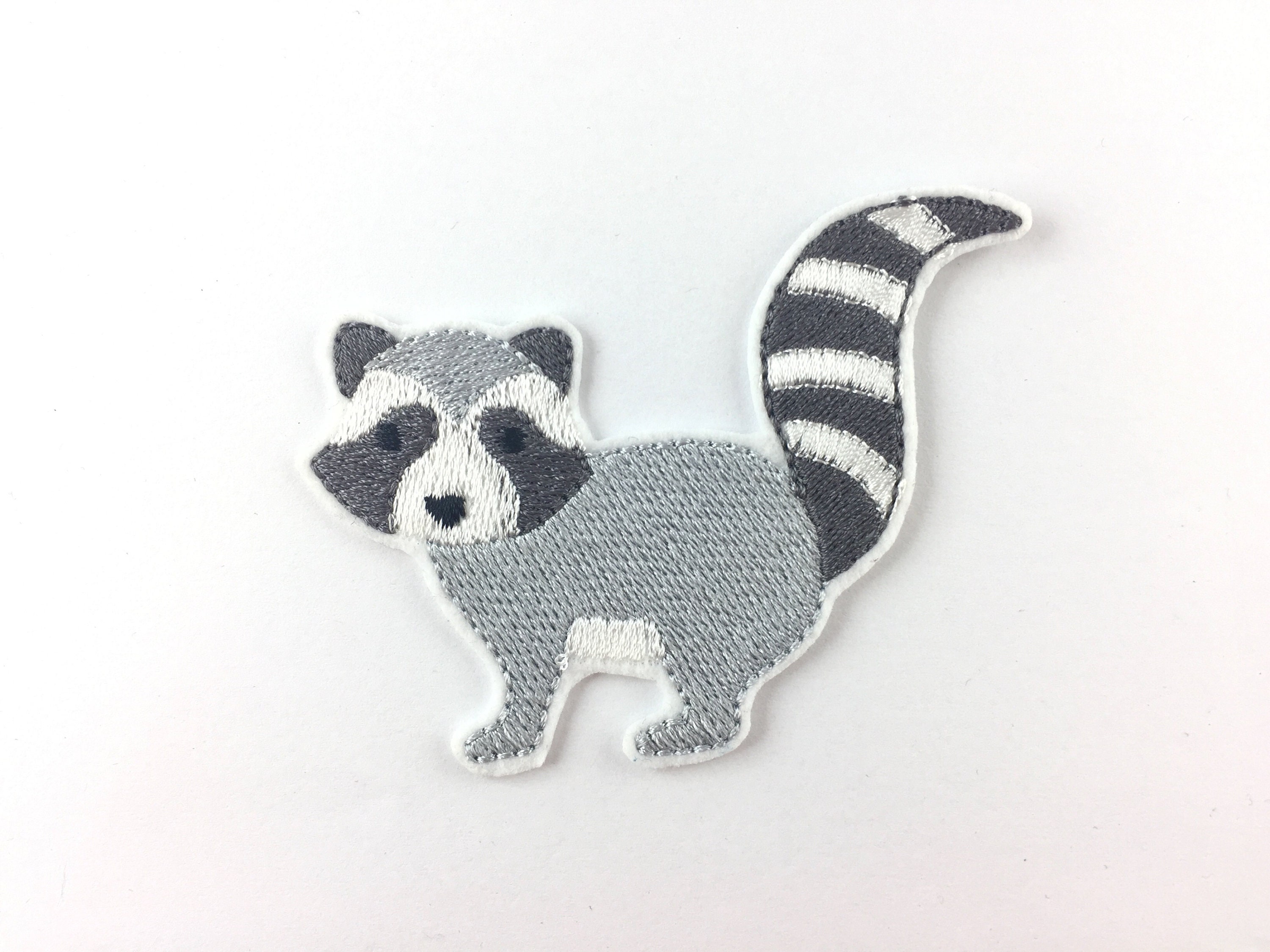 Mono-Quick Bügelbild Aufnäher Waschbär Grau – 6x5 Cm, Applikation Zum Aufbügeln Auf Kleidung