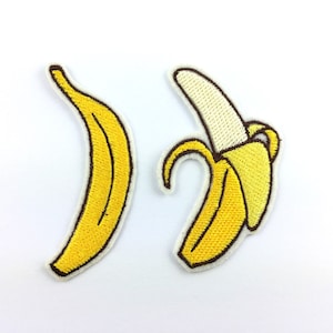Könnte beinhalten: Zwei gestickte Bügelbilder von gelben Bananen. Eine Banane ist ganz und die andere ist geschält.