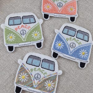 Puede incluir: Un juego de tres tazas de cerámica con un acabado mate moteado. Las tazas son de color crema, gris claro y gris oscuro. Cada taza tiene un diseño simple y minimalista.