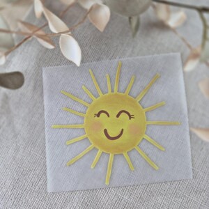 Könnte beinhalten: Eine gelbe, lächelnde Sonne vor weißem Hintergrund. Die Sonne hat ein fröhliches Gesicht mit geschlossenen Augen und einem kleinen Lächeln.