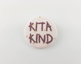 KITA Kind bestickter Button Anstecker aus Stoff Ø38mm