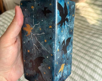 Vaso in ceramica dipinto a mano / Opera d'arte ispirata alla Quarta Ala / Vaso decorativo da 16 cm / Decorazione fantasy per la casa / Verniciato / Regalo unico