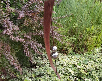 Rust stele, decoration balls