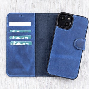 Könnte beinhalten: Eine blaue Leder-Handyhülle mit integriertem Portemonnaie. Die Hülle hat Steckplätze für Kreditkarten und eine Klappe zum Abdecken des Telefons.