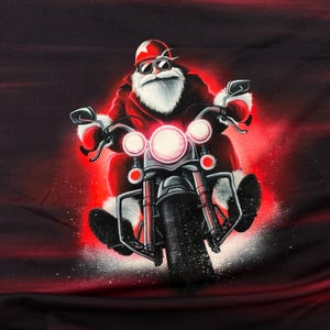 Könnte beinhalten: Grafik von Santa Claus auf einem Motorrad, mit Sonnenbrille und rotem Anzug. Das Motorrad ist schwarz und rot, mit hellen Scheinwerfern. Der Hintergrund ist ein dunkelroter Farbverlauf.