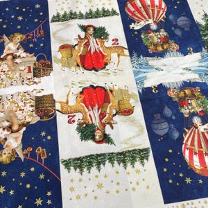 Op de afbeelding: Een stoffen paneel met een herhalend kerstthema met afwisselende verticale strepen. Het ontwerp bevat illustraties van kinderen, herten, heteluchtballonnen, dennenbomen en gouden sterren op donkerblauwe en crèmekleurige achtergronden met cijfers.