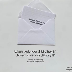 Op de afbeelding: Een witte envelop met de tekst "L&ouml;sungen "Bibliothek II" / Solution "Library II"" erop gedrukt. De envelop is gelabeld met "Adventskalender "Bibliothek II" - Advent calendar "Library II"" en "L&ouml;sung im Umschlag solution in the envelope".