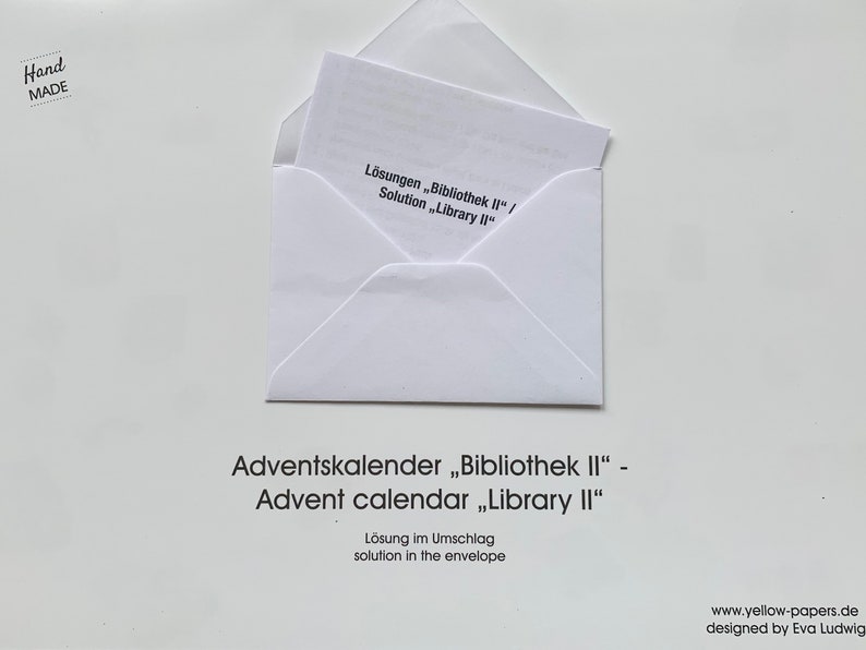Op de afbeelding: Een witte envelop met de tekst "L&ouml;sungen "Bibliothek II" / Solution "Library II"" erop gedrukt. De envelop is gelabeld met "Adventskalender "Bibliothek II" - Advent calendar "Library II"" en "L&ouml;sung im Umschlag solution in the envelope".