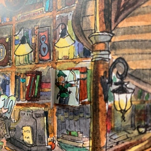 Op de afbeelding: Een aquarelillustratie van het interieur van een boekwinkel met een man in een rode sjaal en een bril die een boek leest. De boekwinkel heeft planken vol boeken, een kassa en een lamp. Er hangt een bordje met de tekst "Note Am" op de kassa. De illustratie is in vintage stijl.