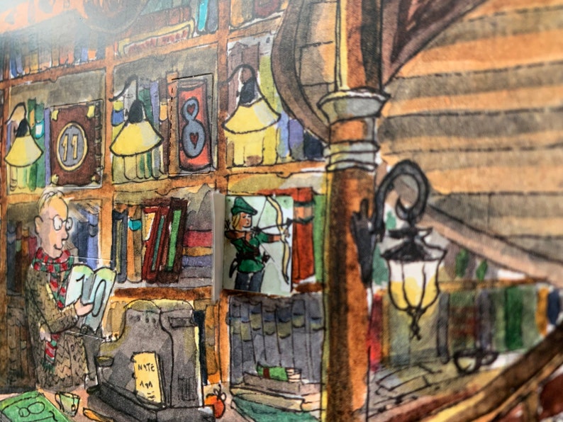 Op de afbeelding: Een aquarelillustratie van het interieur van een boekwinkel met een man in een rode sjaal en een bril die een boek leest. De boekwinkel heeft planken vol boeken, een kassa en een lamp. Er hangt een bordje met de tekst "Note Am" op de kassa. De illustratie is in vintage stijl.