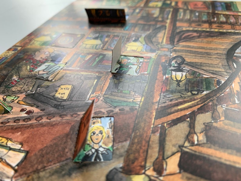Op de afbeelding: Een aquarel-illustratie van een boekwinkelinterieur met een houten trap, planken vol boeken en een persoon die aan een bureau zit. De illustratie is gedrukt op een kaart met een uitsparing die een kleinere illustratie van een meisje met blond haar onthult.
