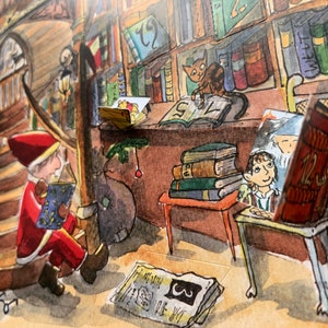 Op de afbeelding: Een aquarelillustratie van een boekwinkel met een rood geklede elf die op een trap zit en een boek leest. Er is een kat op een plank, een stapel boeken op een tafel en een jongen die een boek leest op een stoel. De tekst "12 3" is zichtbaar op een boek.