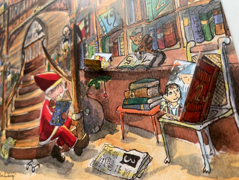 Op de afbeelding: Een aquarelillustratie van een boekwinkel met een rood geklede elf die op een trap zit en een boek leest. Er is een kat op een plank, een stapel boeken op een tafel en een jongen die een boek leest op een stoel. De tekst "12 3" is zichtbaar op een boek.