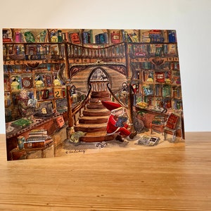 Op de afbeelding: Een aquarel-illustratie van een fantasierijke boekwinkel met een wenteltrap, boekenkasten vol boeken en een figuur in een rode kerstmanmuts die een boek leest. De boekwinkel heeft een warme, uitnodigende sfeer.
