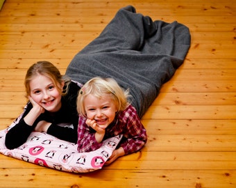 2 in 1: Kinderschlafsack und Krabbeldecke mit Jersey gefüttert