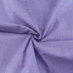 Pu&ograve; includere: Un primo piano di un tessuto morbido, liscio e di colore lilla chiaro con una texture sottile. Il tessuto &egrave; piegato e drappeggiato, mostrando il suo drappeggio e la sua texture.