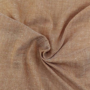 Pu&ograve; includere: Un primo piano di un tessuto marrone con una trama testurizzata. Il tessuto &egrave; piegato e stropicciato, mostrando la sua texture naturale.