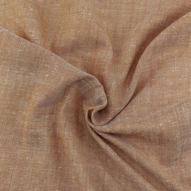 Pu&ograve; includere: Un primo piano di un tessuto marrone con una trama testurizzata. Il tessuto &egrave; piegato e stropicciato, mostrando la sua texture naturale.