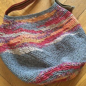 gehäkelte Umhängetasche aus Viskosebast in Ballonform