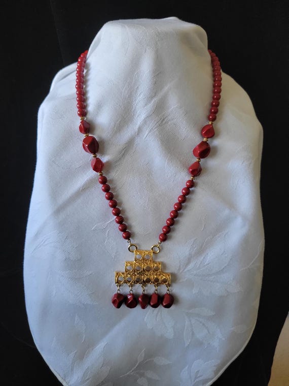 Vinrage Red and goldtone, beaded,  pendant neckla… - image 1